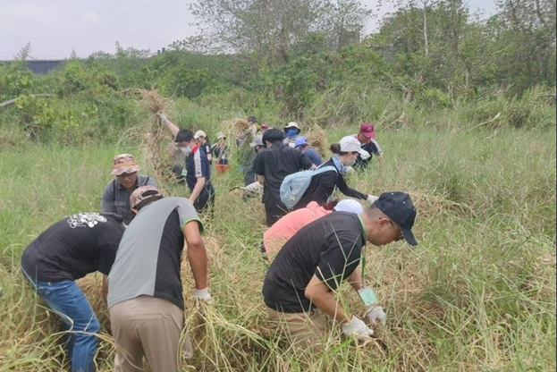 濕地志工割除雜草圖